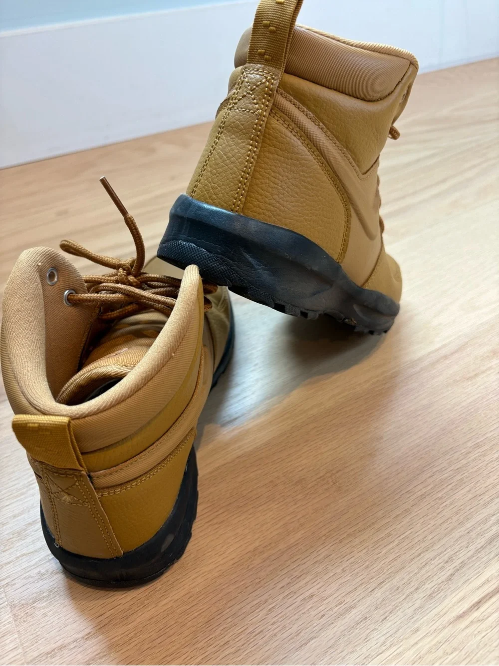 Nike Manola boot wheat 4y